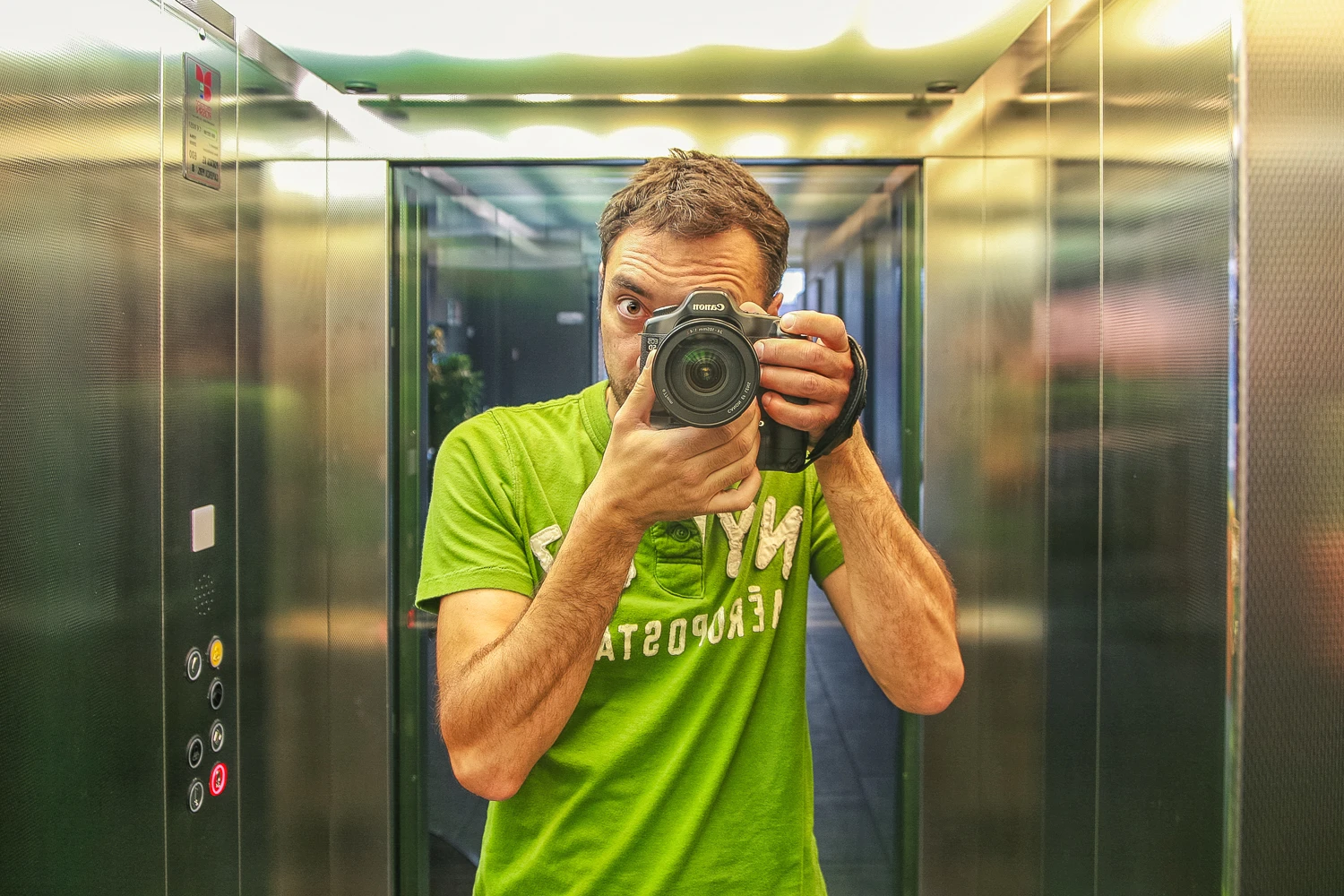 Self-Portrait in elevator, autoritratto di Samuele Silva